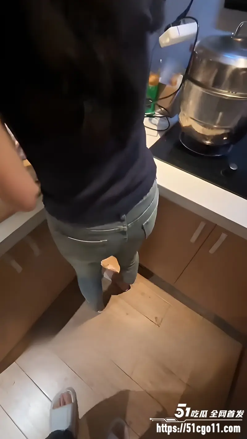 海角大神姐姐的温柔让我沉醉 姐姐喝醉 给姐姐套上黑丝猛插 还给抱起来操!