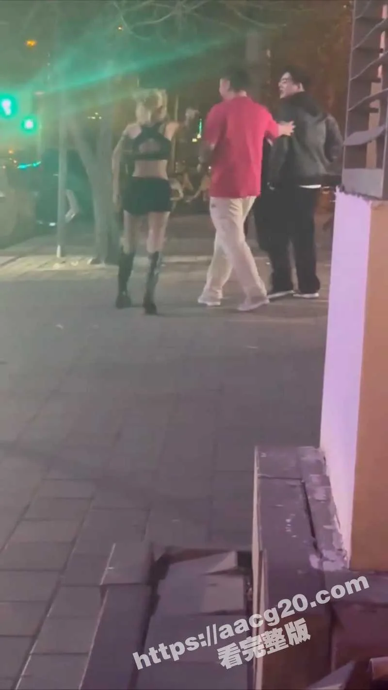 社会小妹街头吵架一言不合就脱裤子 妹子上街居然不穿内衣挂空挡 还破口大骂我就是骚逼怎么样
