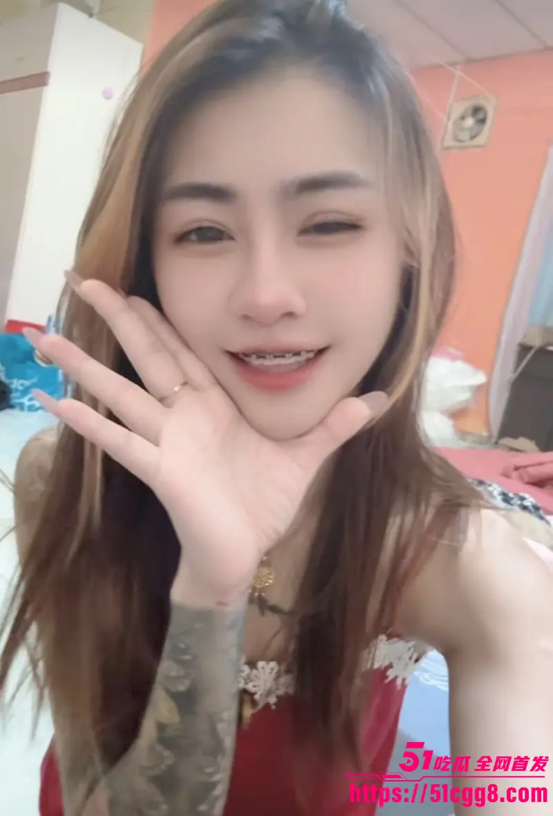 马来西亚小网美饥渴难耐 自拍大尺度视频勾引男友 超大道具疯狂自慰 骚逼被插到合不拢!