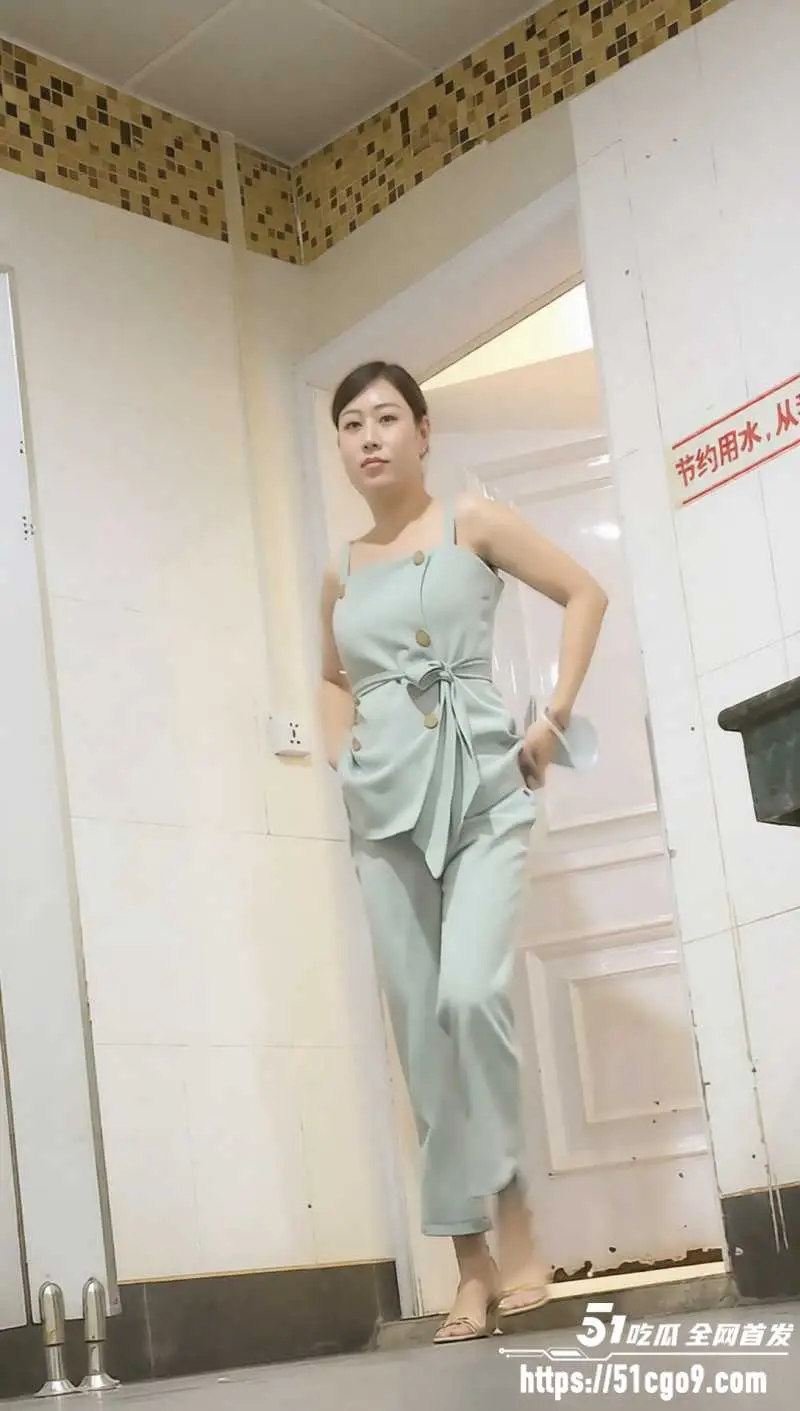 商场女厕冒死偷拍 多位美少妇轮番出镜 脸穴同框猛喷热尿 边打电话边拔阴毛!