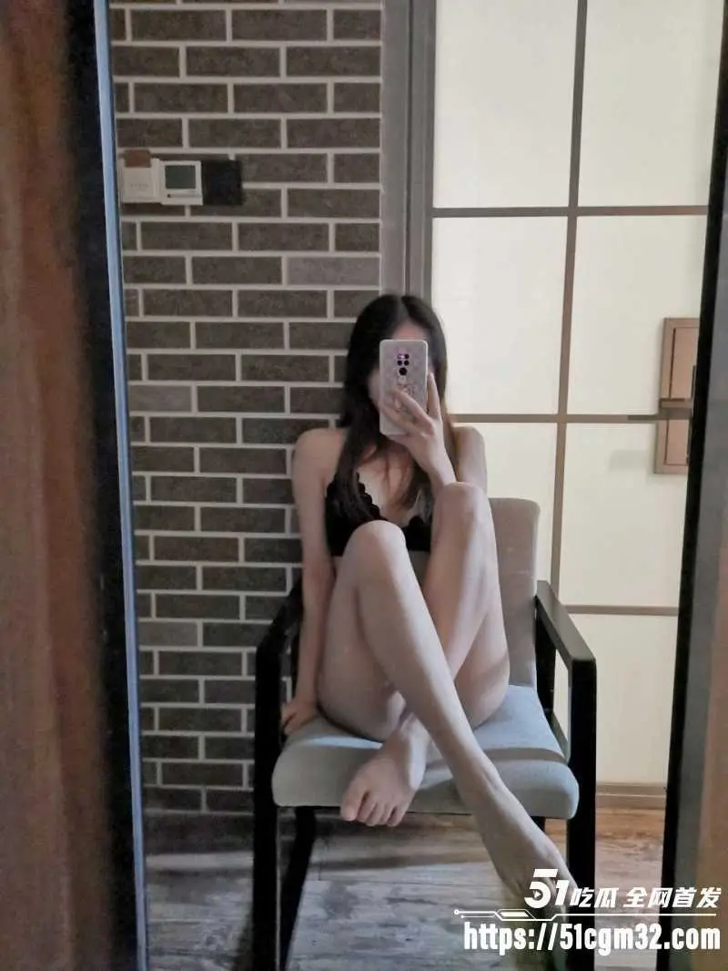 高颜值反差女大学生 被金主粗鸡巴深喉 后入无套狂插 浪叫不断！
