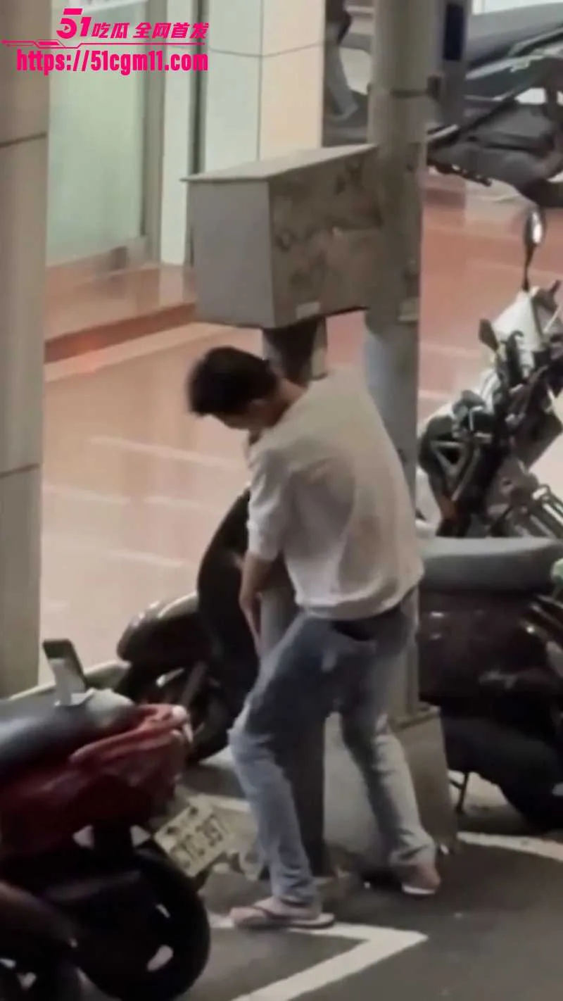 性压抑精神小伙 路边狂日电线杆 还发出怪异淫叫 奇葩画面直击笑点 这哥们儿到底憋了多少？