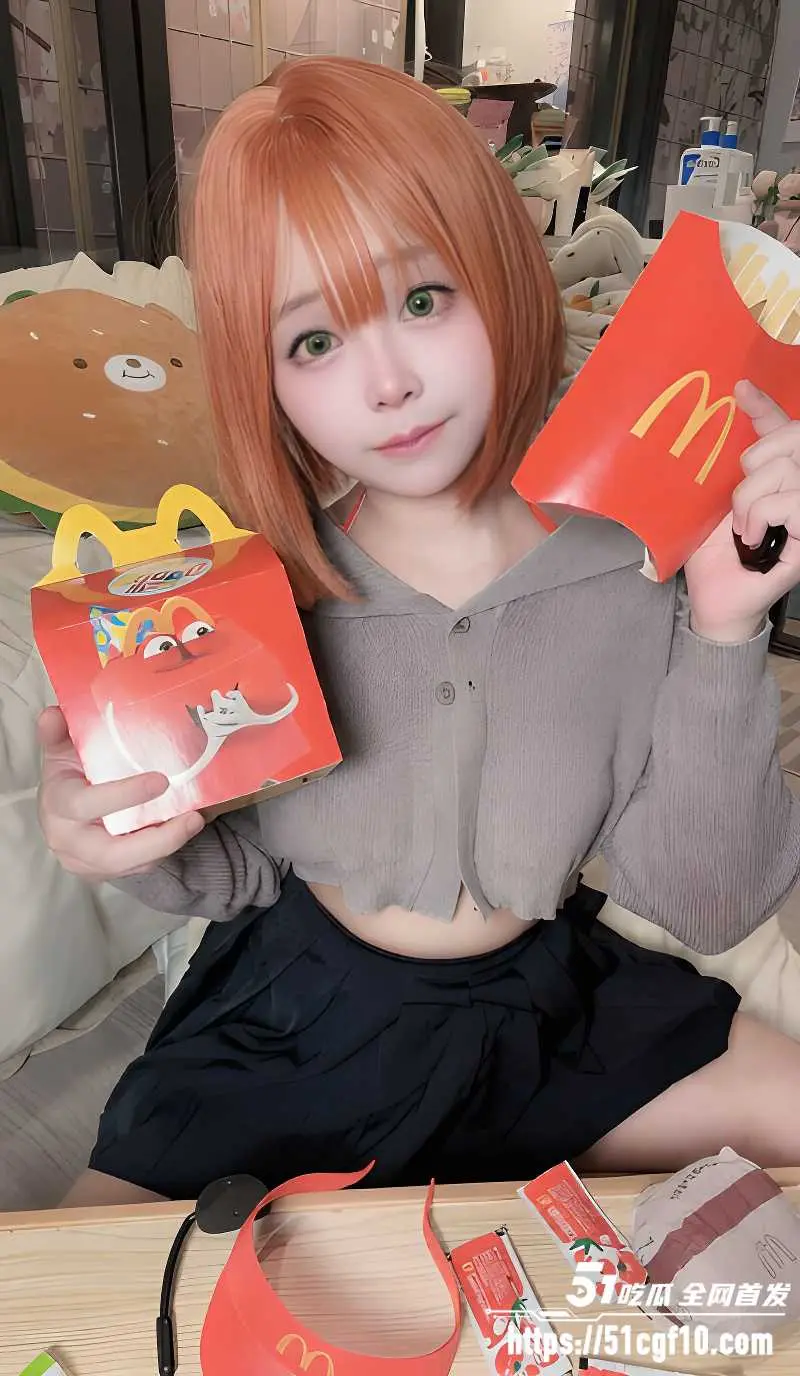 反差女友Cosplay 麦当劳妹妹 乖乖跪在镜前吞吐肉棒 颜射满脸白浊沿唇角溢出!