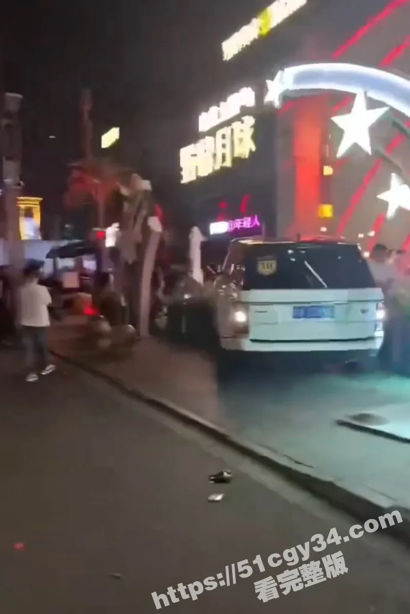 山西太原花海酒吧 两男子醉酒后发生矛盾 竟开车撞向无辜人群 开路虎脑子也虎啊!