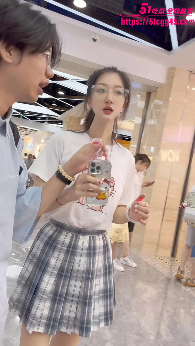 抄底大神KFC成功抄底极品JK眼镜妹 身高气质拉满 白色蕾丝内刚换就被精准捕捉 冷艳女神反差感太强！