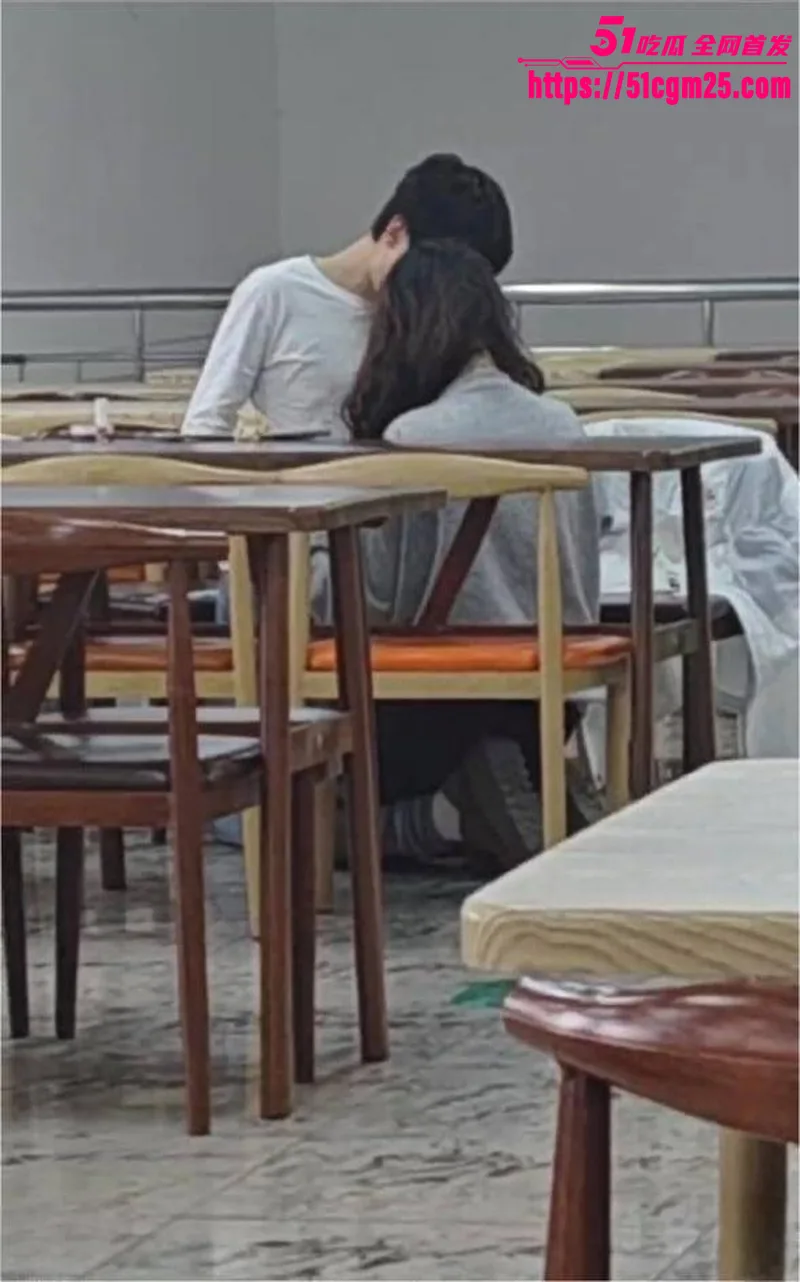 大学生情侣上演食堂激情 镜头前舌吻调情毫不避讳羡煞众人