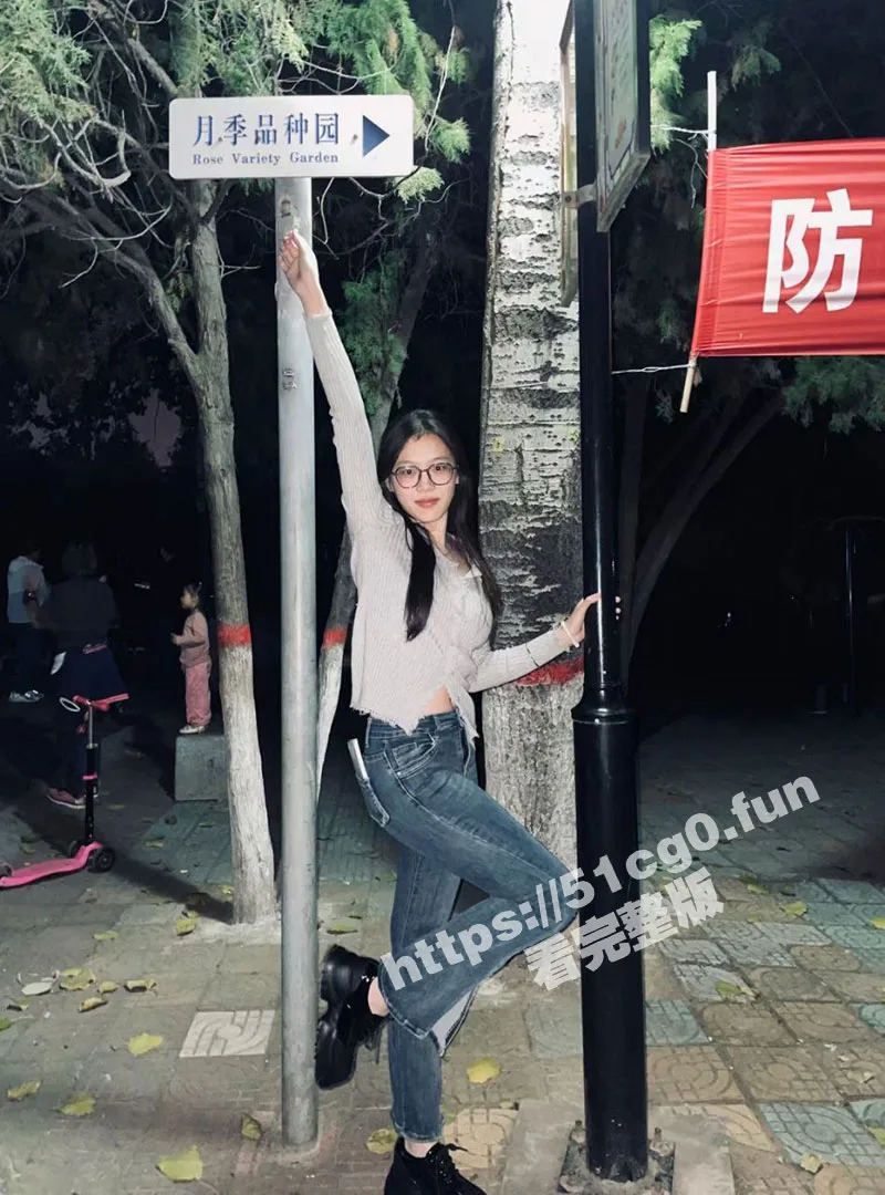 广州中医药大学 超高颜值反差眼镜娘医学生 丁馨怡 反差不雅视图流出 身材和胸极不对称 完美炮架的极致体验