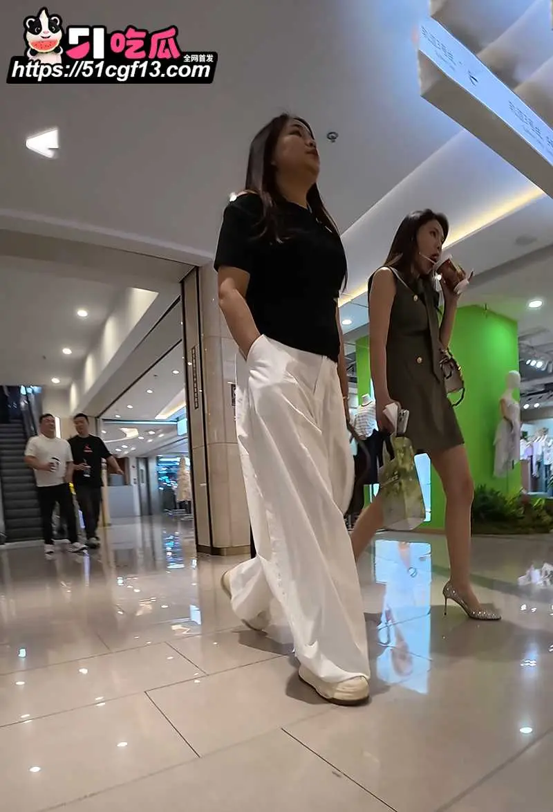 顶点大师系列 跟踪抄底美女少妇 贴身怼拍肉丝半透内裤 肥臀穴缝一览无余