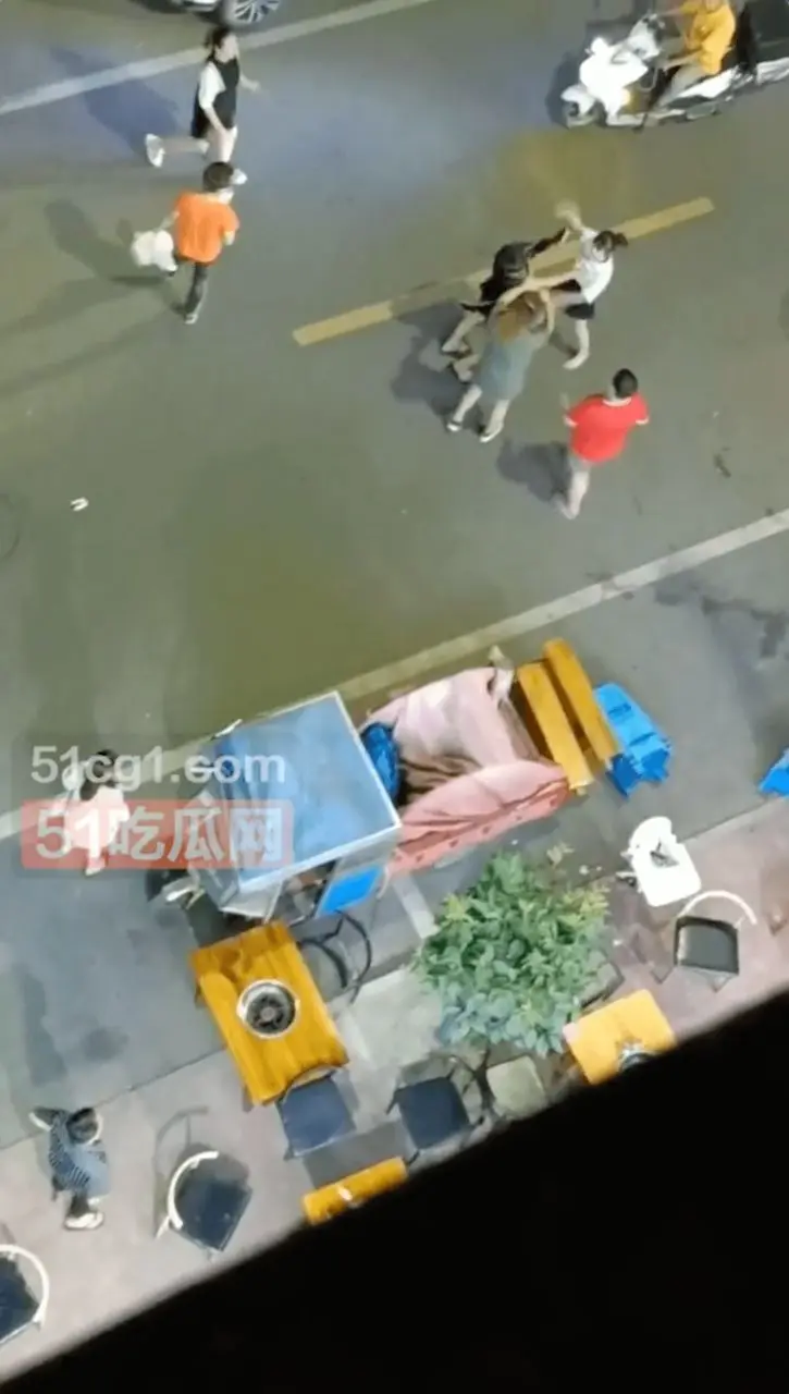 【火锅泼脸】后妈与继女打架,遭火锅泼脸!