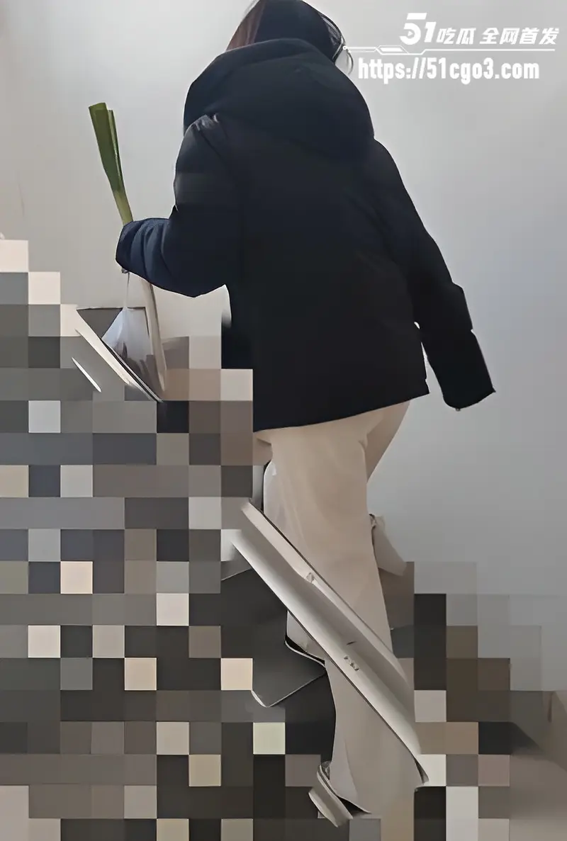 海角乱伦大神小毅和夹子妈妈 熟女出轨偷情乱伦 儿子指奸妈妈到高潮喷水!