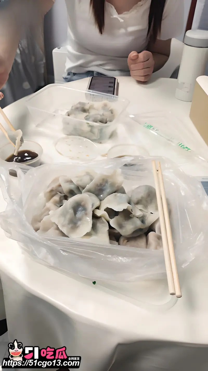 海角大神单亲父亲和女儿 女儿深喉吞下整根口水拉丝 精液被她吃得一滴不剩!