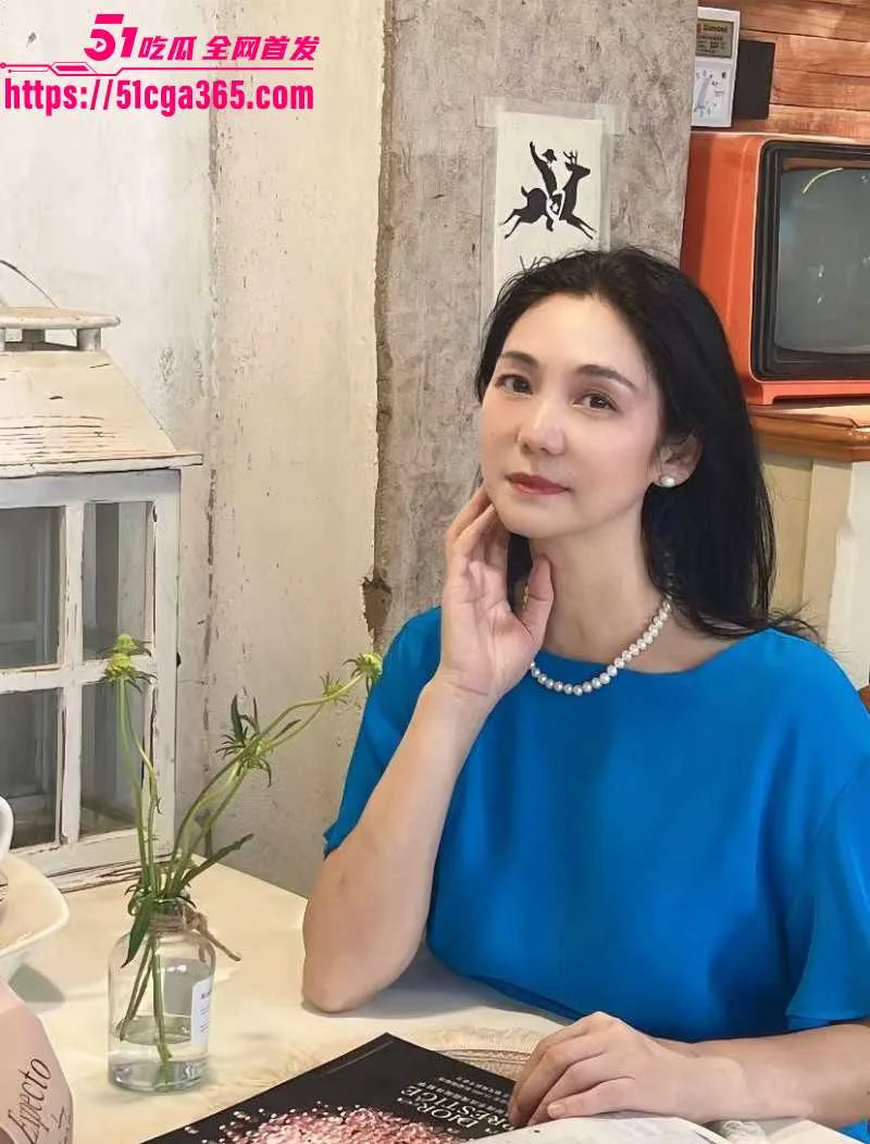 乱伦大神 海角小涛 性感骚妈醉酒后惨遭淫魔儿子强上 操哭后下意识发出呻吟！