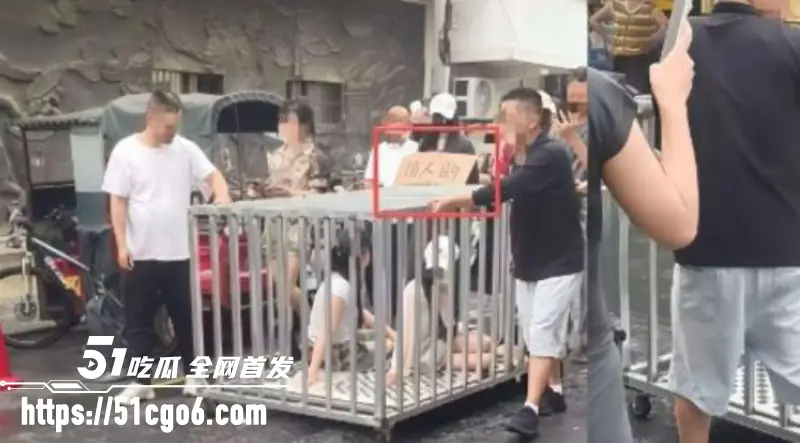 湖南汨罗商业街 惊现活人浸猪笼 俩女一狗被关铁笼 敲锣游街太疯狂!