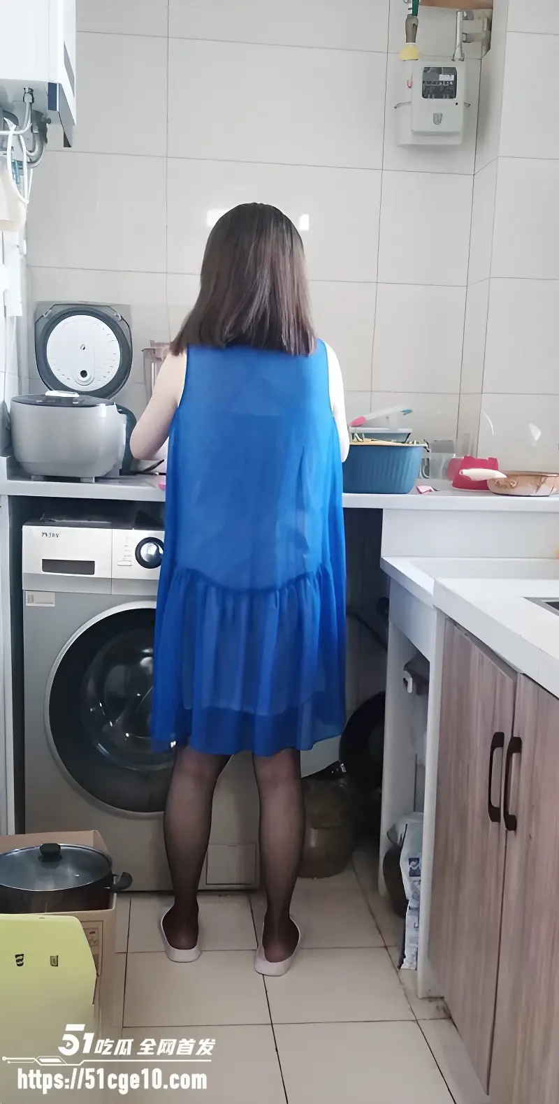海角大神 英勇小钢炮 玩大了 大嫂穿着开档丝袜厨房做饭 却被小钢炮操出姨妈!
