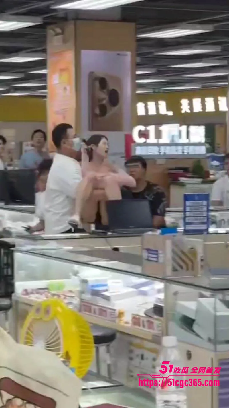 纯爱战士分期为网红女友买手机 贷款还未还完呢小仙女就分手卖机 小哥追踪定位现场抓包 环抱拖拽将其带走!