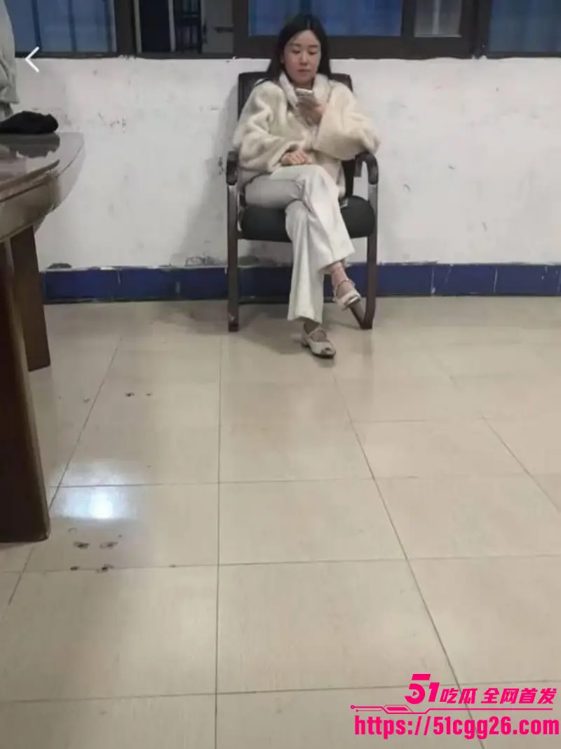 福建平潭硬核抓奸现场 风骚小三踢到铁板 惨遭彪悍原配当街扒光 雪白美乳一览无遗!