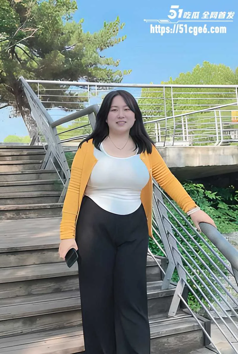海角乱伦大神妈妈的味道 趁干妈不在猛操她吊钟乳闺蜜 丰满大奶前后乱甩!