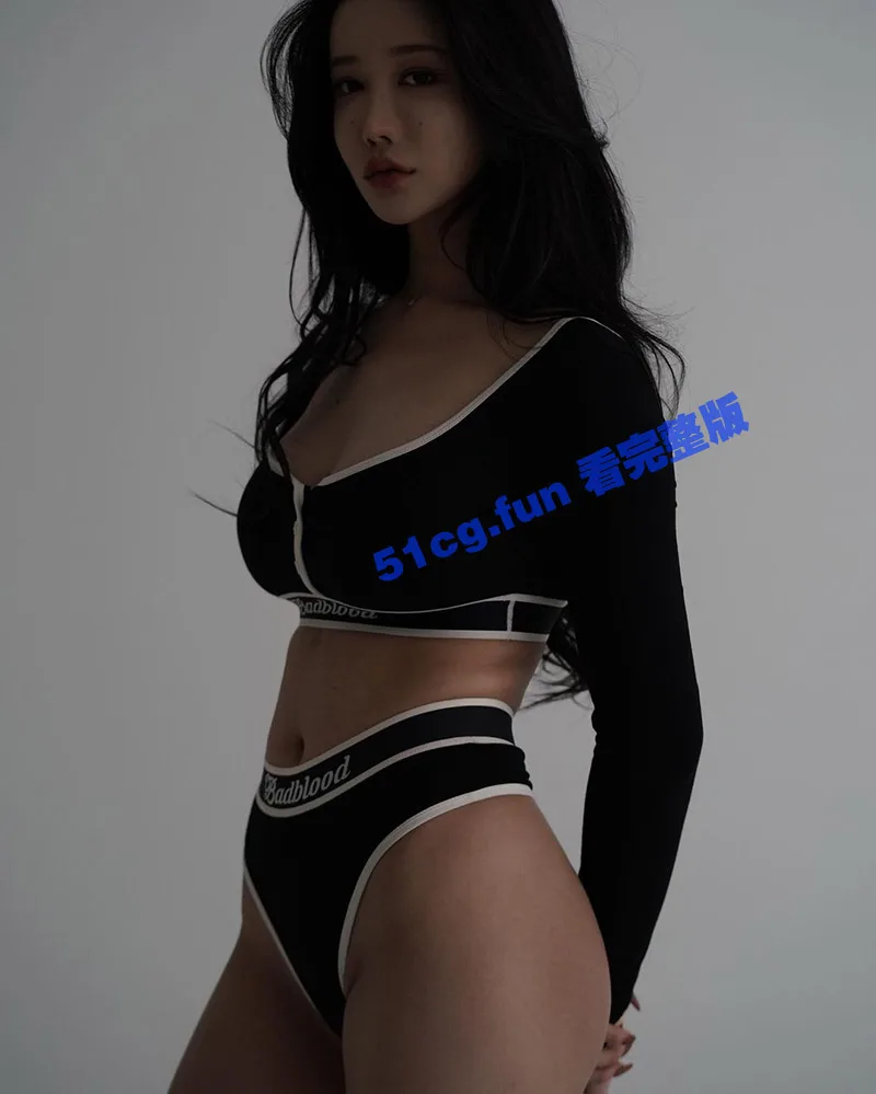 韩国大长腿美女 eemiim 露脸高颜值 吃鸡的样子真是又皮又骚 【视频在最后】