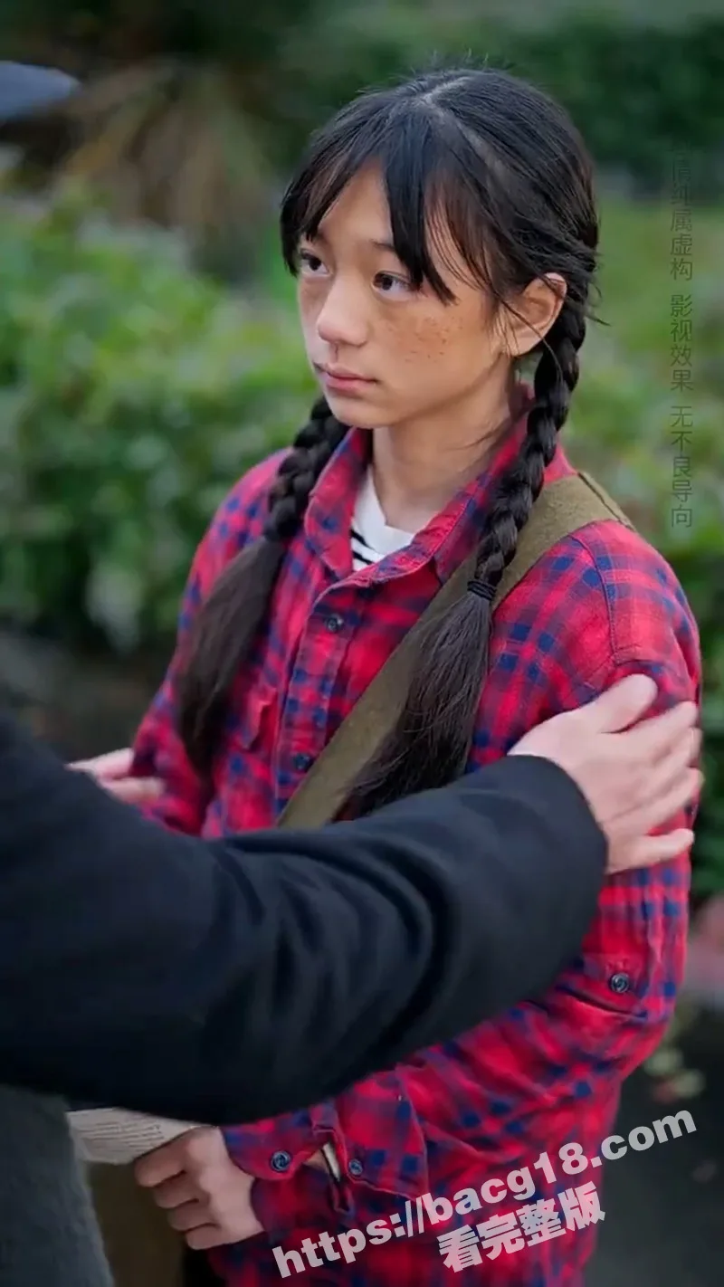 每日短剧《小小的她》本是生活不能自理的少女 却是隐藏的破密天才 在异样目光和嘲讽声中 助部队赢得决定性胜利