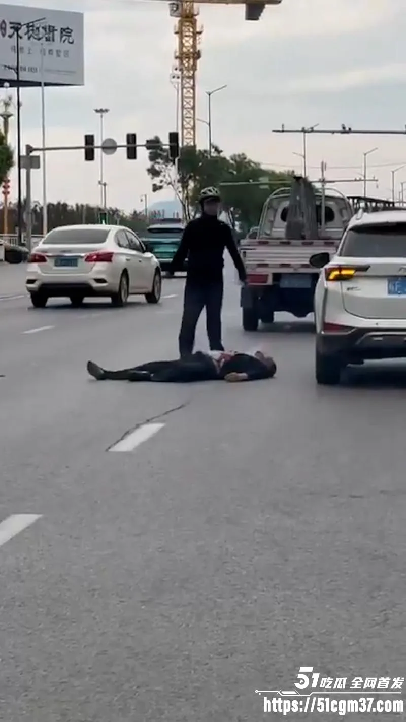 辽宁辽阳万达门口惊现血案 外卖骑手与私家车司机口角 外卖员持刀杀狂砍太残忍!