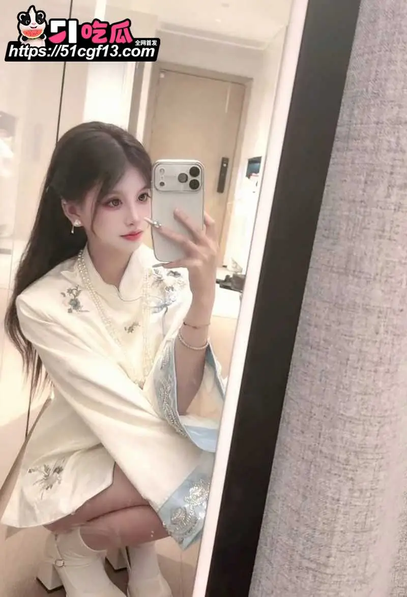 广西美女大学生约炮富哥 全裸女上位电臀猛摇 被猛抽狠送 操的狂喊老公 叫的比女优还骚