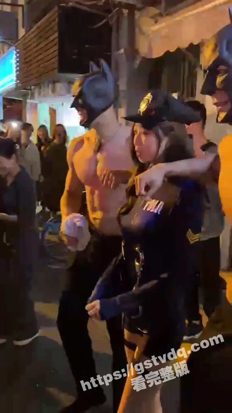 蝙蝠侠都是孤独的！上海 万圣节 活动 街头出现赤膊“蝙蝠侠” 帅不过三秒 最后被带走了！