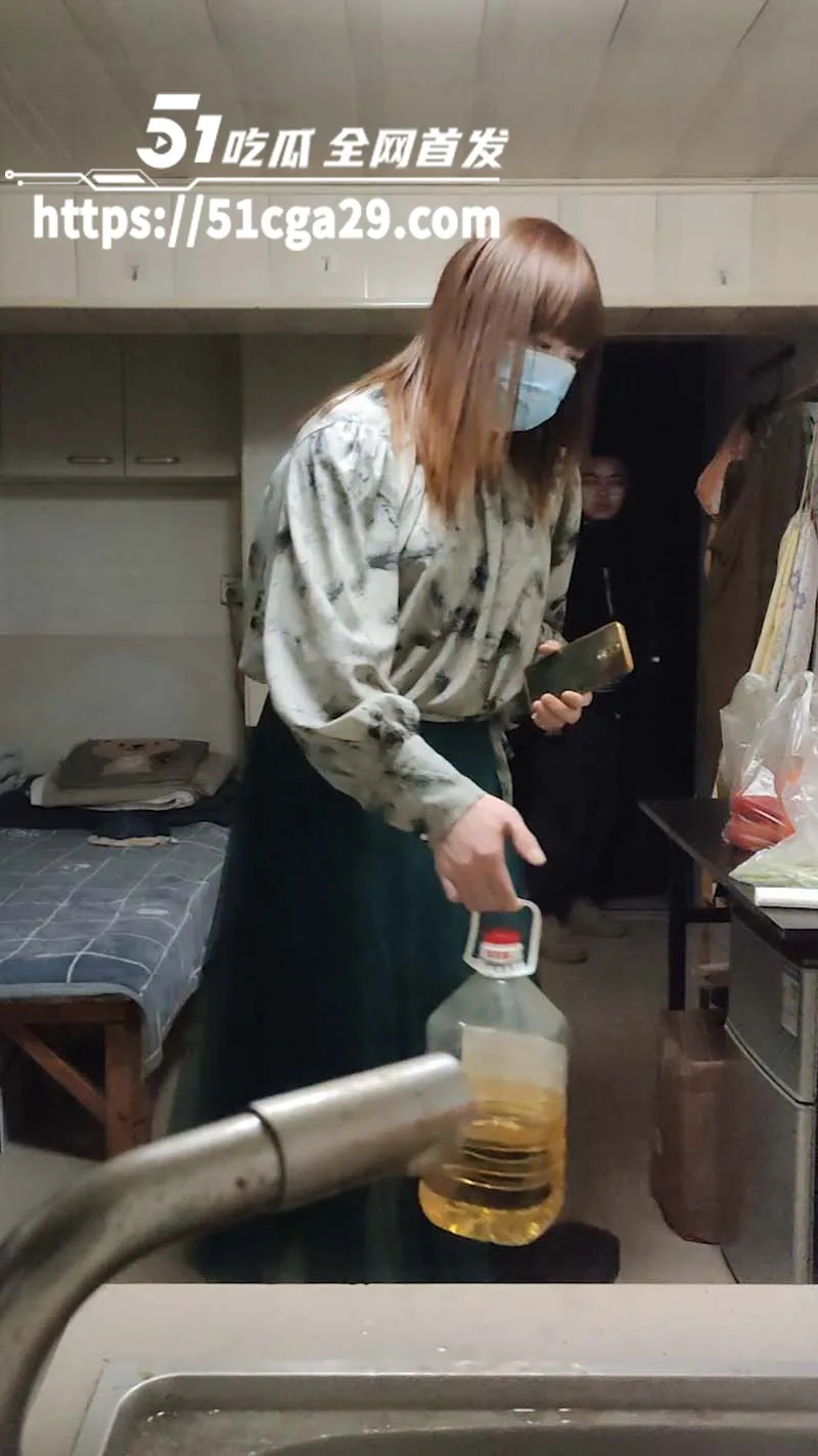 南京红大爷事件老熟人到来!不知怎么关心你 那就给你拿半桶油炒菜!
