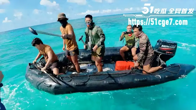 南海仁爱礁突发中菲冲突 菲方划桨长棍恶意砸中国海警 中方强势反击当场驱离!