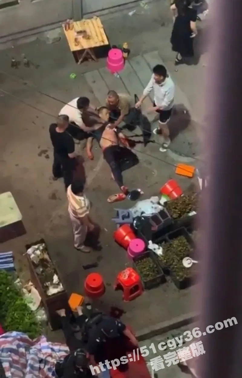 广西百色乐业县 一水果摊商贩与帽子叔叔发生争执后 竟持刀当街威胁 后被围观群众合力救出!
