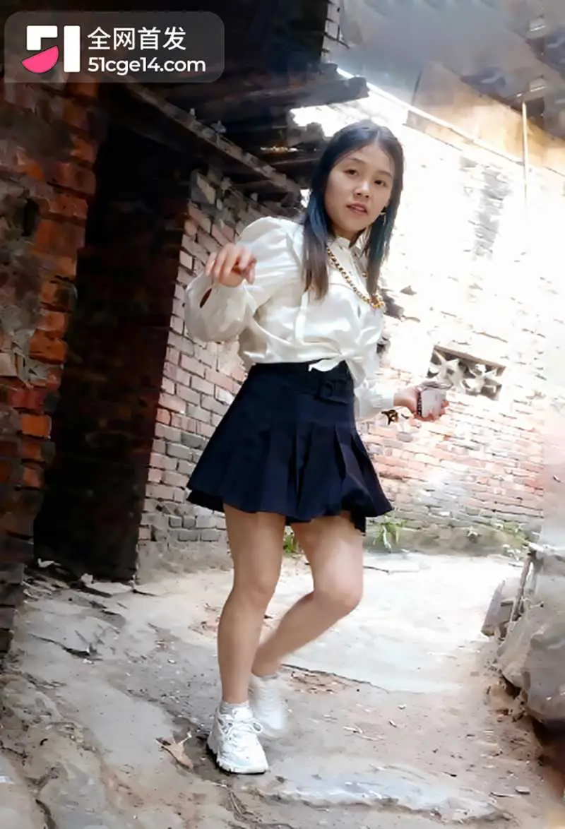 城中村嫖娼偷拍 大哥花小钱连干两女 先操纯情嫩妹再干大奶熟女 一条巷尝遍两种穴