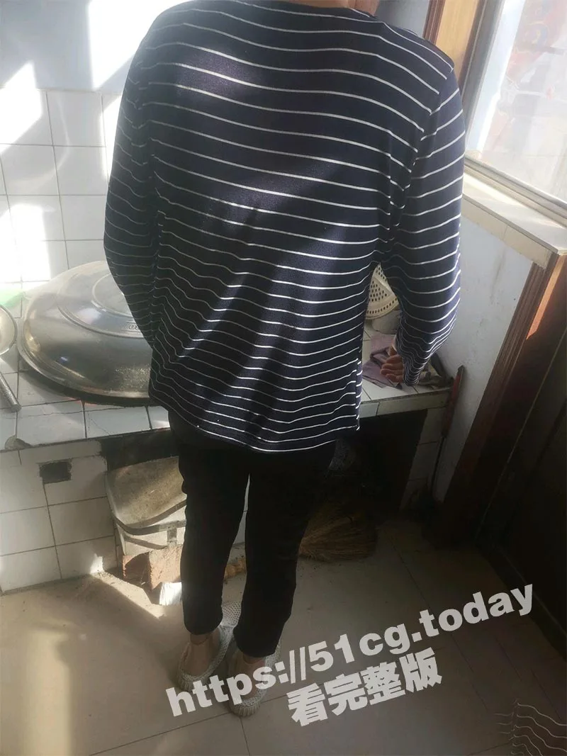 真实母子乱伦 我和我的妈妈 趁妈妈喝醉把把妈妈操了 后续还下药迷翻妈妈后爆操 导致妈妈跟我关系决裂