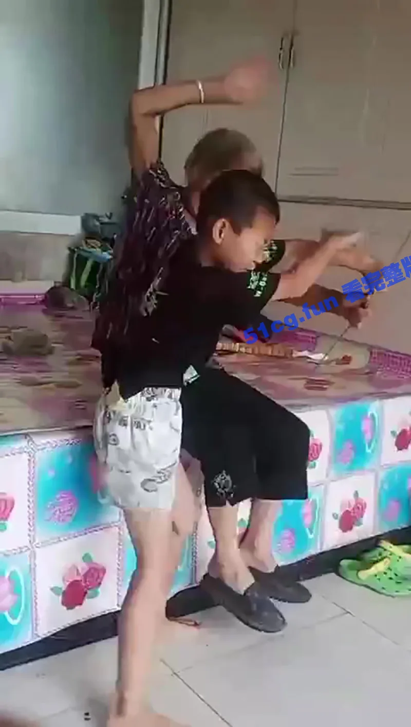 男孩亲手掐死亲奶奶 旁观男生录视频却无动于衷😡