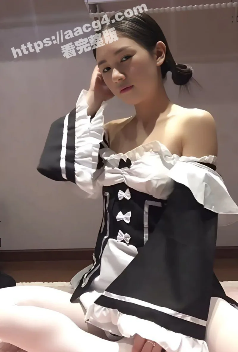 反差福利姬神似章子怡 身穿女仆装白丝道具自插 一边抚摸一边呻吟高潮不断!