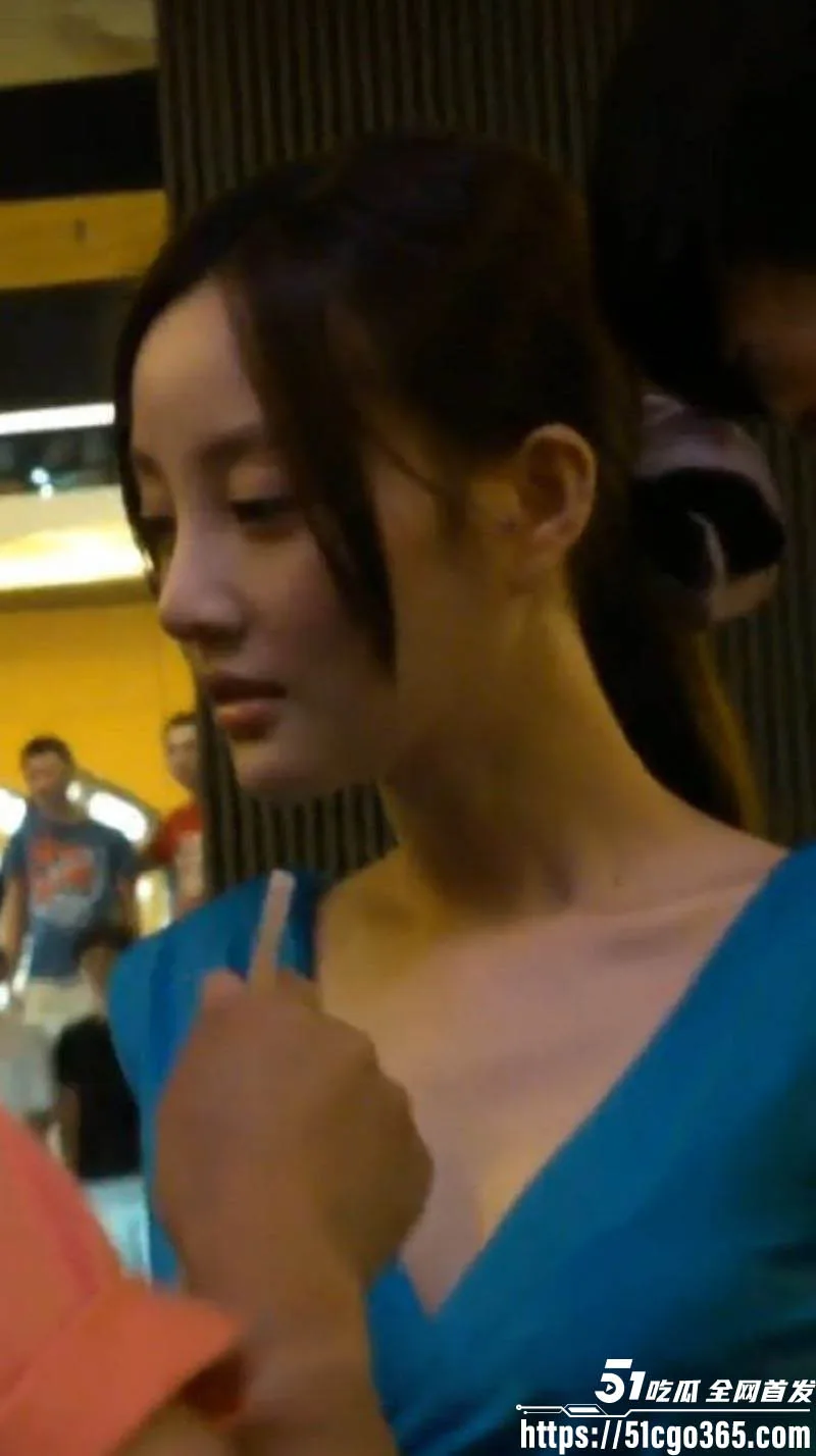 大神竟抄底偷拍李小璐 深蓝包臀裙炸场 北京商场摇曳S曲线 蜂腰翘臀沟壑深邃 熟女风情撩爆!