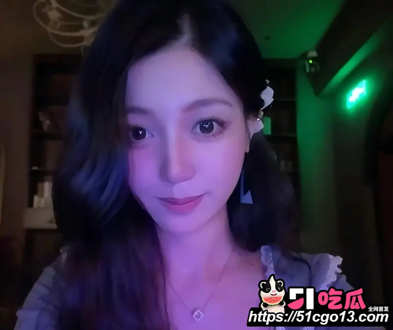 校花级清纯女神 分手后惨遭曝光 肉臀馒头逼堪称顶级炮架 镜前后入模样风骚入骨!