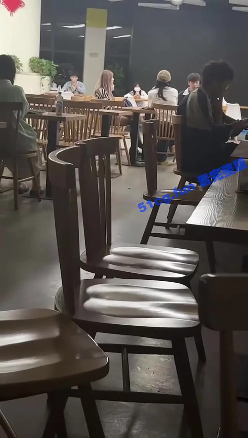 马职全校吃瓜!海王渣男跪地求原谅,被女生狂扇耳光