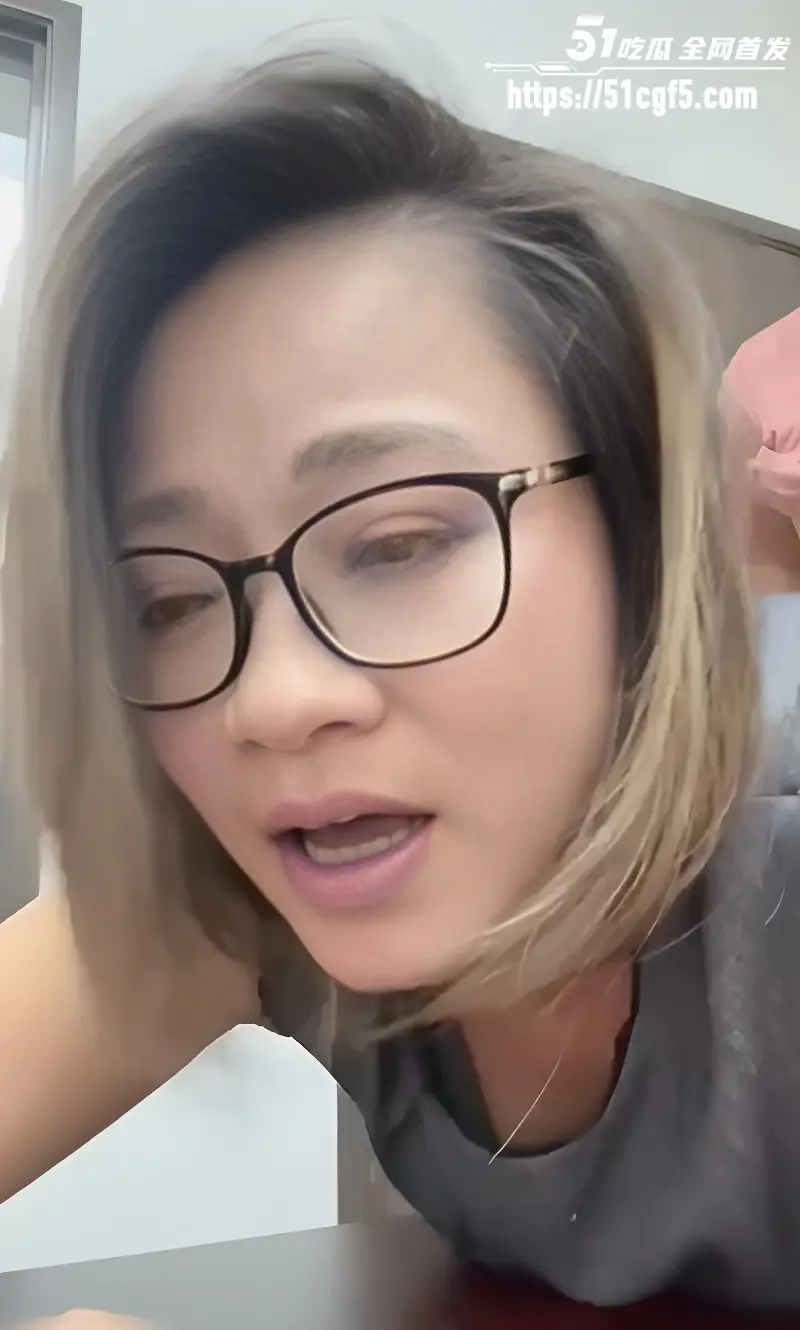 熟女人妻性爱自拍流出 跪地口交按头狂插 后入打桩疯狂呻吟