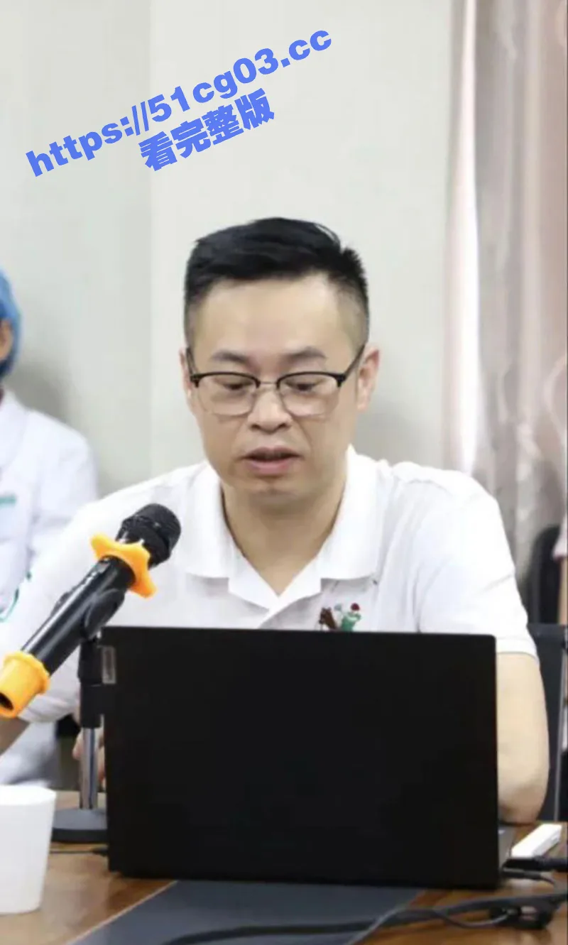 汕头市龙湖区第二人民医院院长黄宏佳与人妻王梦洁通奸,在家被抓现行,王主任高潮时的声音给我听硬了!