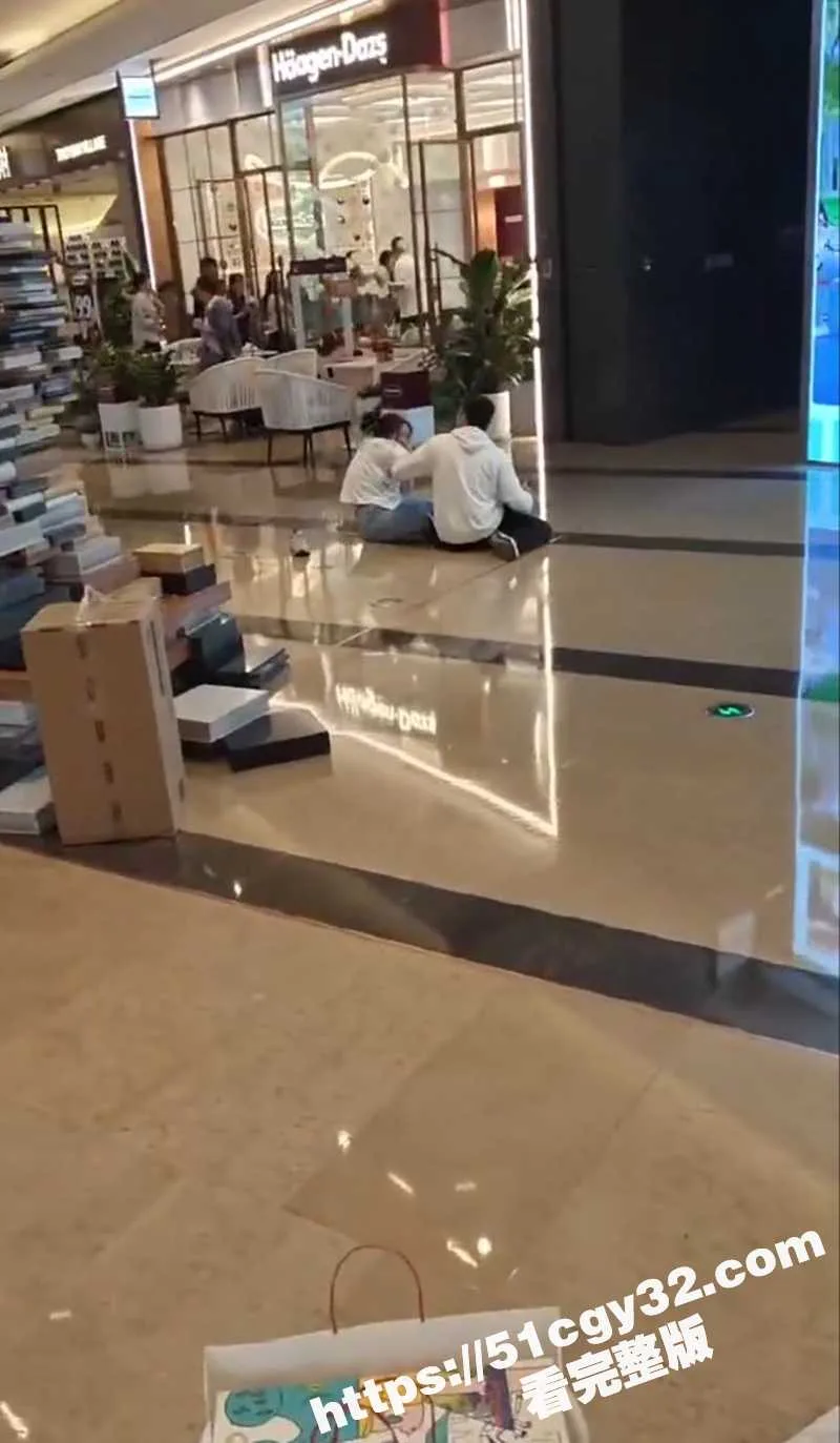 成都太古里持刀伤人事件现场视频曝光 男子持刀将女友捅伤后割颈自杀!