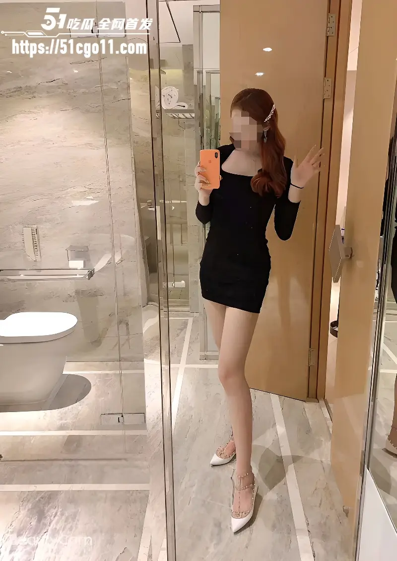 开封绿帽淫妻约炮单男 身穿情趣丝袜深喉吞吐肉棒 三人激情泄欲突破禁忌底线
