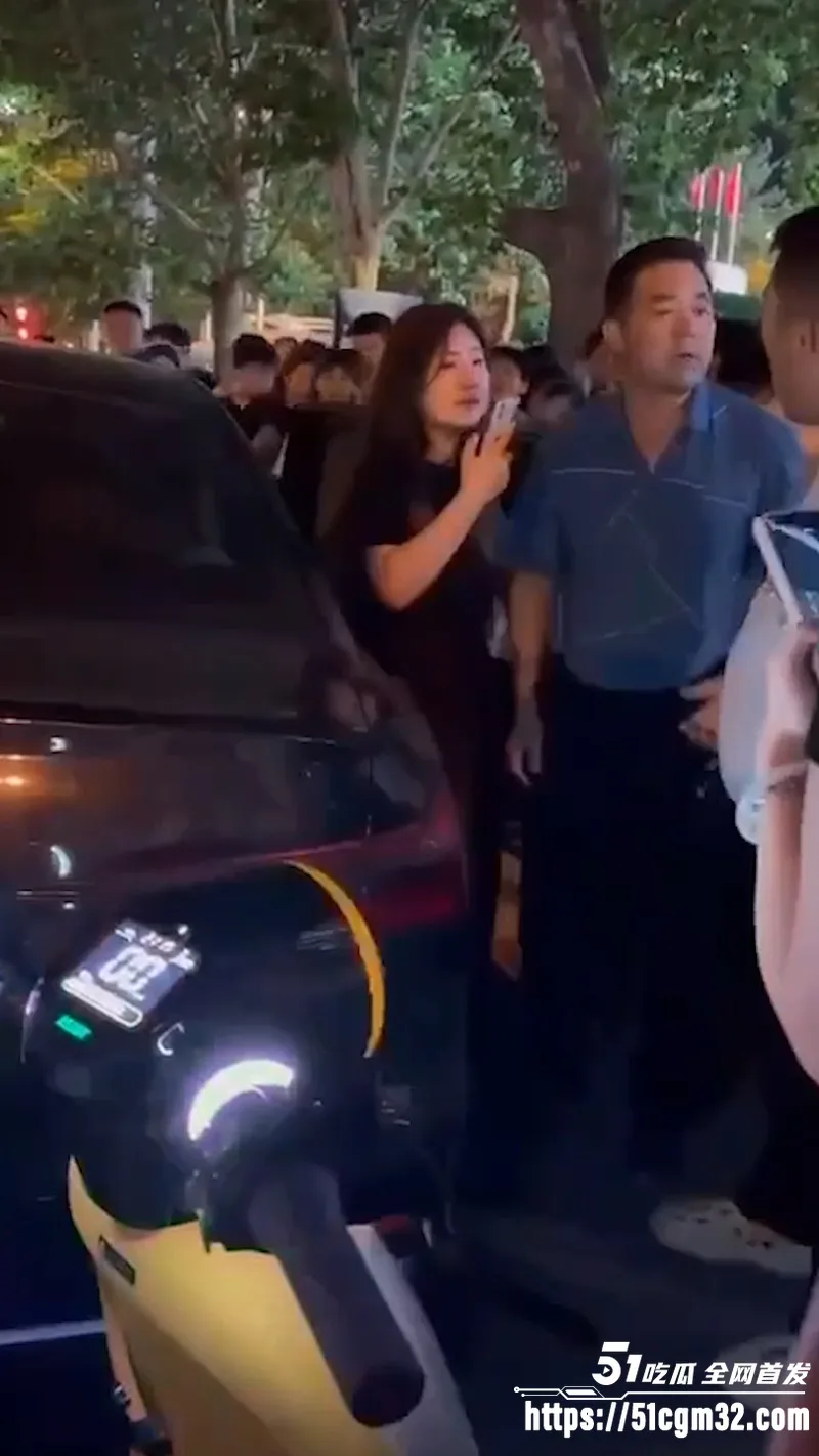 老公开原配的车载小三出行 被原配马路堵死当场抓奸 街拍视频刷爆本地朋友圈!