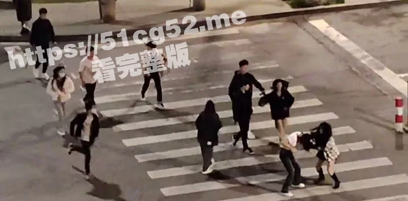 吉林长春深夜惨案 一群精神小伙小妹持刀追逐围殴一男一女 砍刀直接往身上招呼!