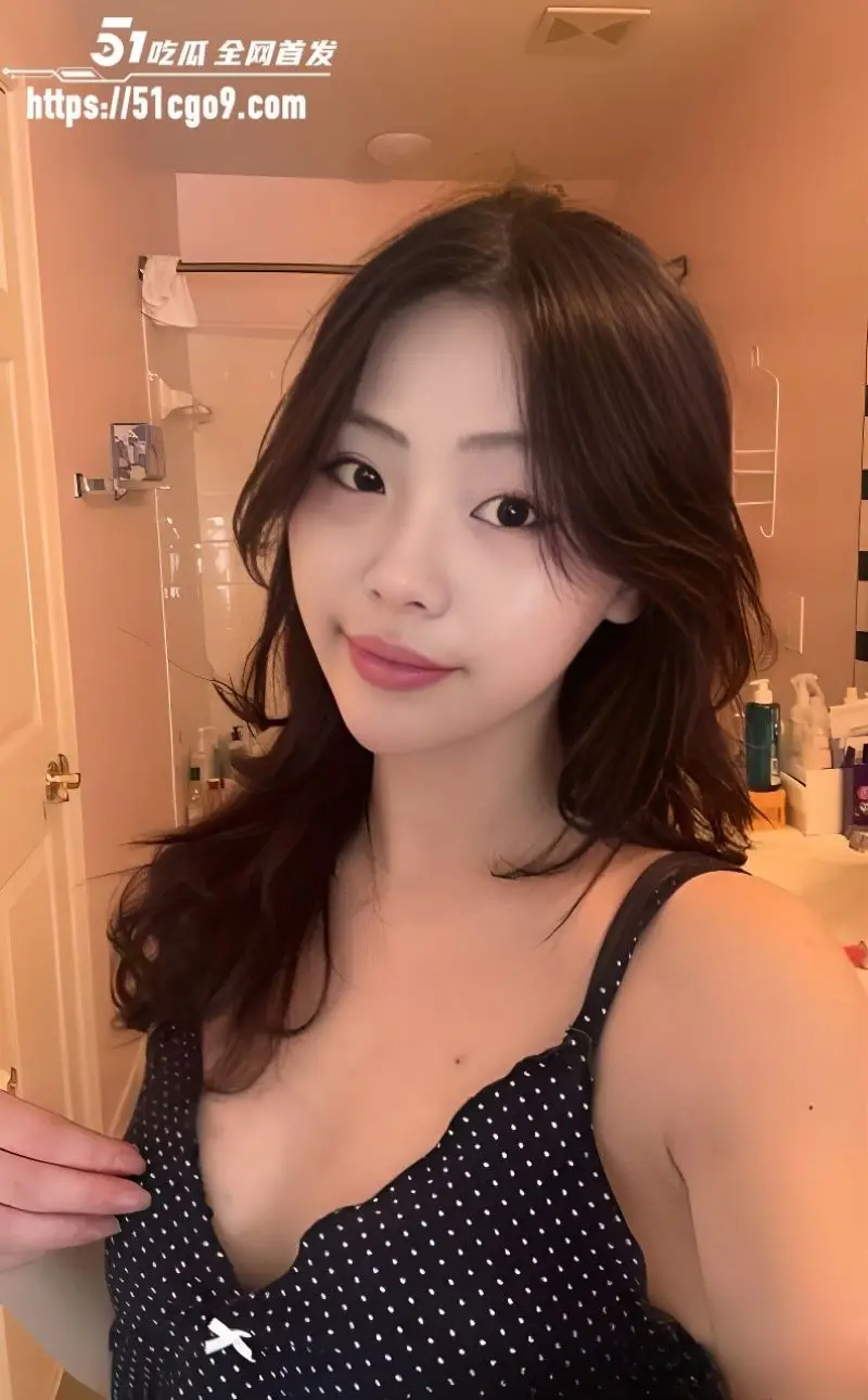 高颜值亚裔御姐被金主远程调教 跪在床边张开双腿自慰 场面既羞耻又诱人!