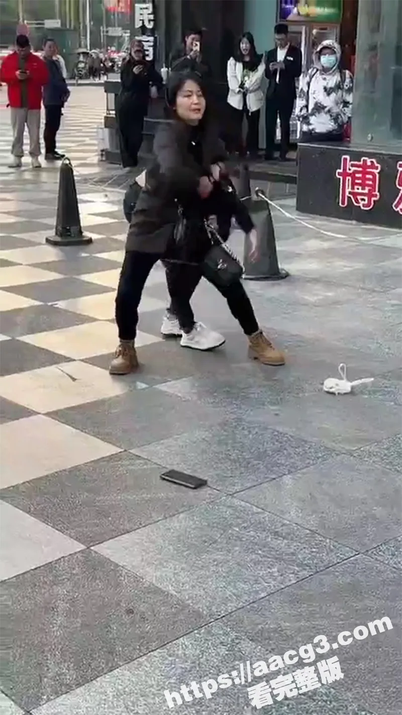 重庆博雅康口腔门口 原配小三撕逼大战 女主抓住小三疯狂扯头发 这原配也太强势了