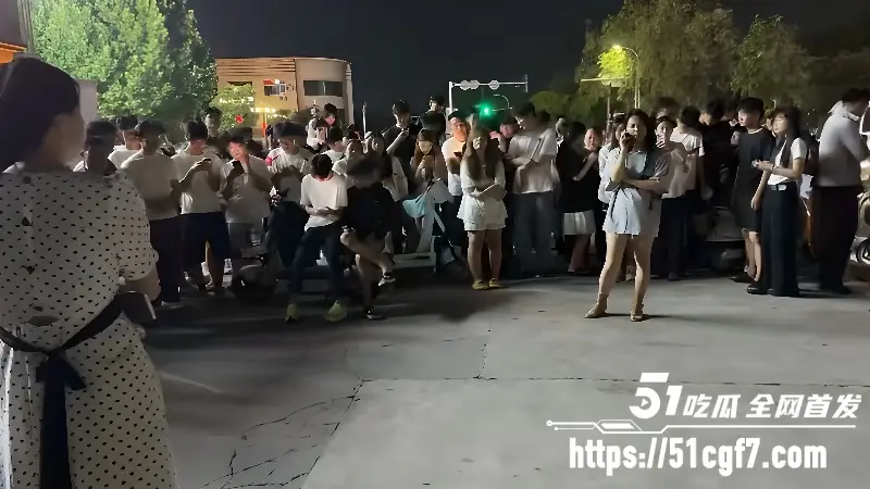 临沂抓小三事件 吃瓜群众原地开圈围观 原配与小三正面对骂 完整版视频传疯了!