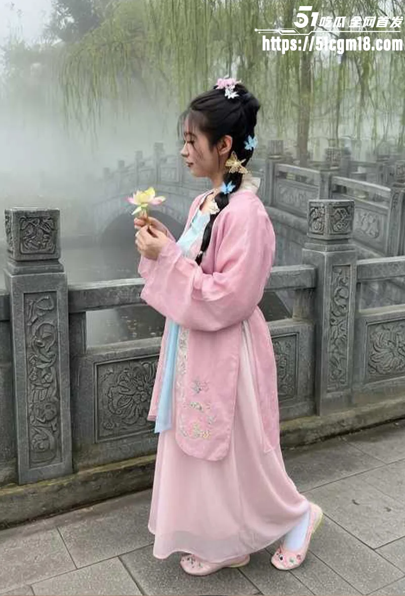 义乌30岁骚妇 历彦君 吊钟大奶裸聊网友 黄瓜直捅骚穴拓宽黑逼