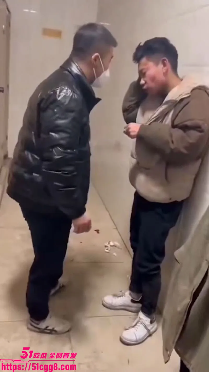 东北精神小伙厕所抓奸 女友偷人当场被撞破 一群兄弟王八拳将小三暴打 现场血流满地!