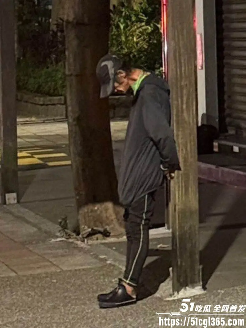台北松山三民路惊魂夜!59岁徐姓男子半裸趁美女丢垃圾 拉扯手腕意图猥亵 妹子尖叫求救 骑士路人联手赶狼!