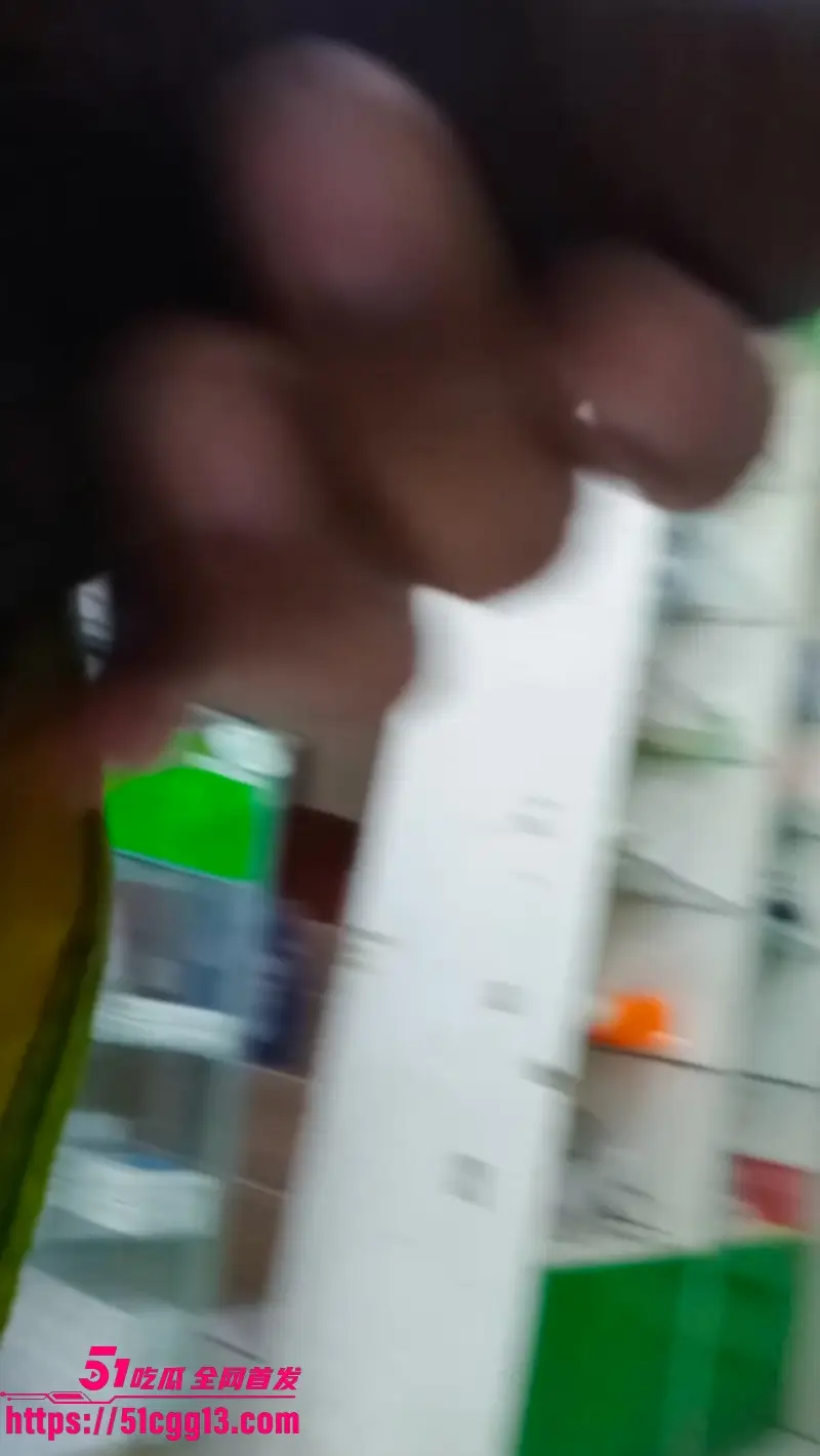 黑龙江街头惊现变态男 光天化日户外露屌手淫 给路人妹子要纸 场面刺激对白十分猎奇!