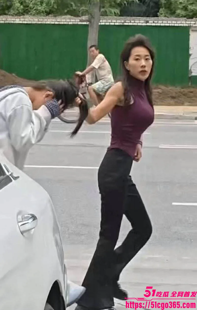学生妹当小三被原配抓奸 马路扯发骑脸狂打 身材火辣老婆绿帽戴稳 现场无比炸裂!